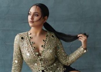 Sonakshi Sinha switches on beauty mode in monochrome picture