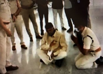 High drama at Tirupati airport as Naidu stages sit-in.(photo:Twitter)