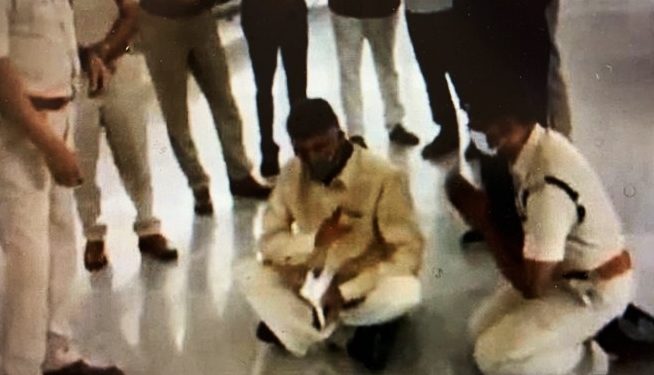High drama at Tirupati airport as Naidu stages sit-in.(photo:Twitter)