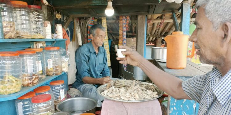 All about famous Manu Bhai’s herbal tea stall in Balasore 