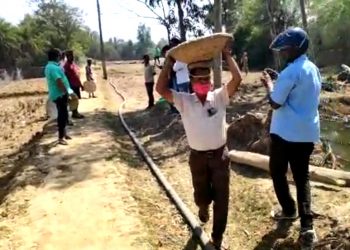 Bhadrak project director dons labourer’s hat, video goes viral