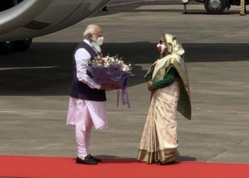 Bangladesh PM Sheikh Hasina receiving PM Modi at Dhaka airport (File photo: PMO India)