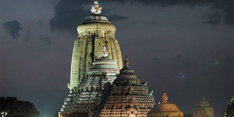 Pradhan urges Puri king to lead fund collection drive