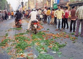 Jharsuguda farmers dump vegetables on road protesting against COVID-19 restrictions