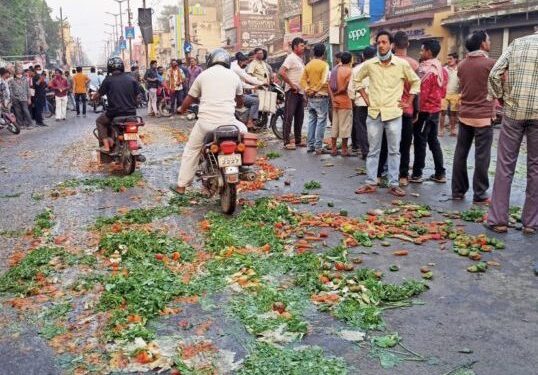 Jharsuguda farmers dump vegetables on road protesting against COVID-19 restrictions