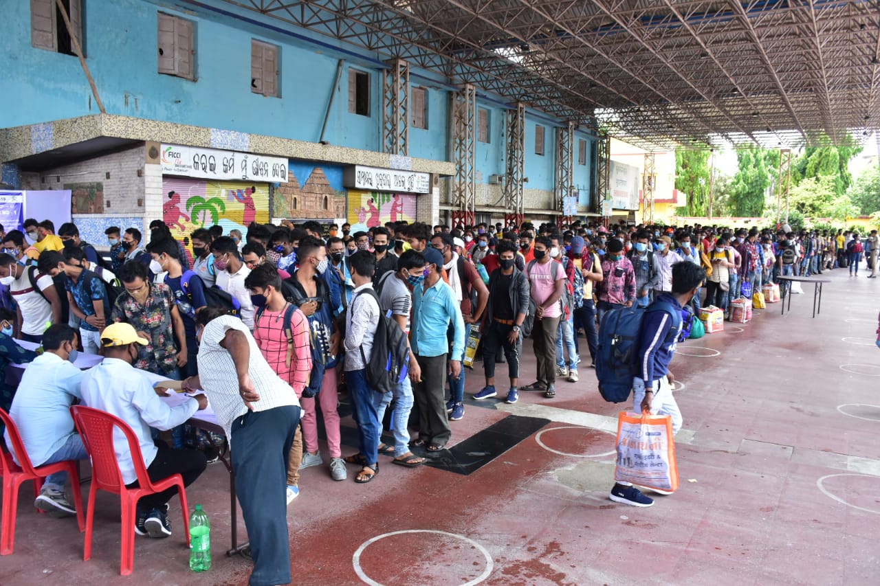 Migrants at BBSR railway station 