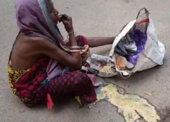 Old woman consumes food lying on road; exposes admin’s failure in providing decent life to elders