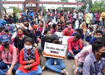 Utkal University students oppose decision to vacate hostels, stage protest