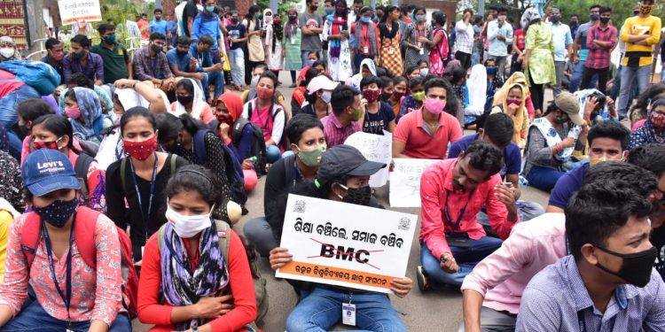 Utkal University students oppose decision to vacate hostels, stage protest