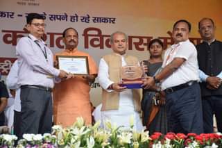 Pranabjyoti Nath, MD-cum-CEO, Odisha Livelihoods Mission, and BN Das, Executive Director, ORMAS, receiving the award for the best performing state for DDUGKY programme in 2018