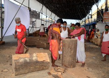 Eight servitors engaged in chariot construction in Puri test positive for Covid-19
