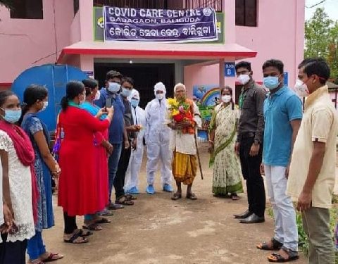 Kandhamal district’s octogenarian defeats coronavirus, felicitated
