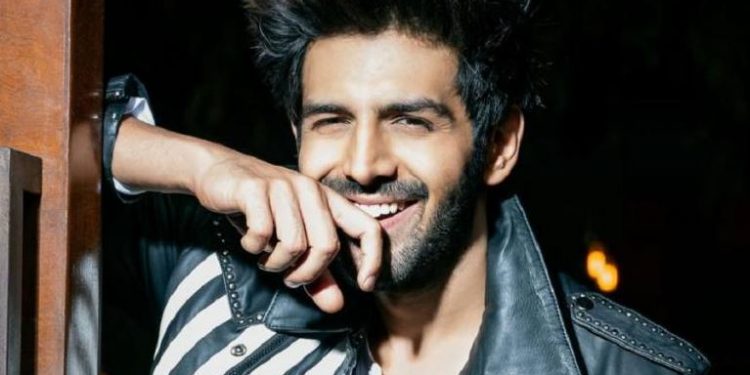 Kartik Aaryan ditches luxury, travels in economy class