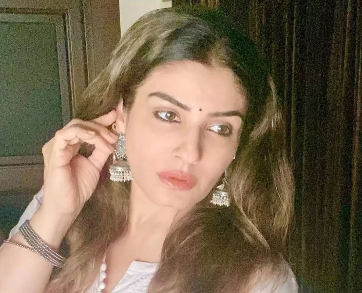 Raveena Tandon S No Makeup Selfie Goes