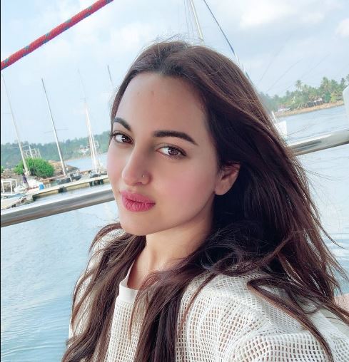 Sonakshi Sinha checks in on fans, asks them to 'hang in there' - OrissaPOST