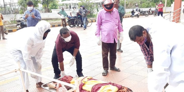 Waiting for treatment, COVID-19 woman dies in front of hospital