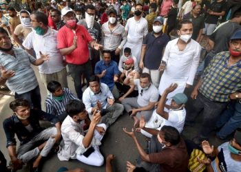 TMC activists shout slogans as they protest outside the CBI office in Nizam Palace, Kolkata, over the arrest of party leaders in connection with the Narada scam case Monday, May 17. (File photo, PTI)