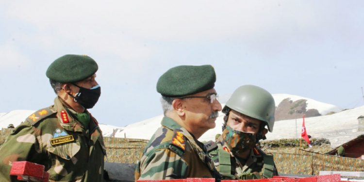 Army Chief reviews security situation along LoC in Kashmir. Pic- Indian Army/ Twitter