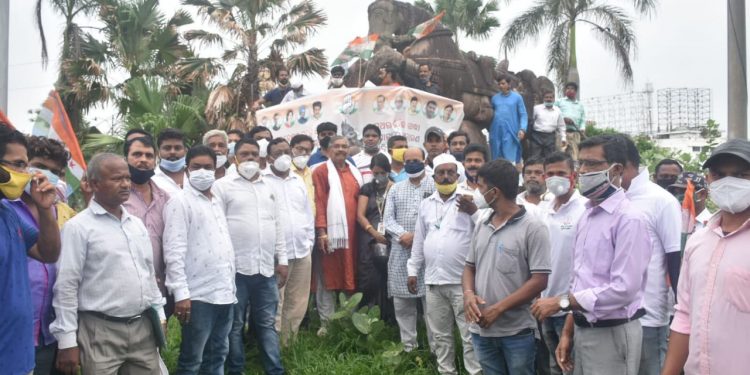 Congress leaders, including Suresh Routray, protest the proposed relocation of the warrior-horse statue at Master Canteen Square in Bhubaneswar