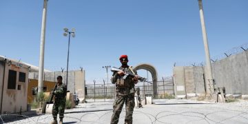Afghan soldiers stand guard at the Bagram base in Parwan province. (File photo: Reuters)