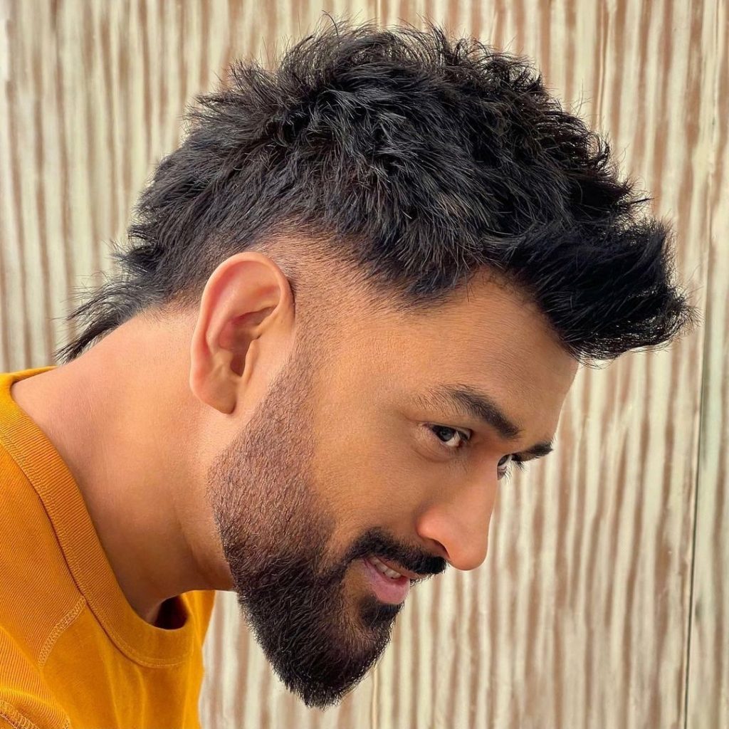Ocenite frizuru - Page 9 MS-Dhoni-catches-fans-by-surprise-with-faux-hawk-hairstyle-1024x1024