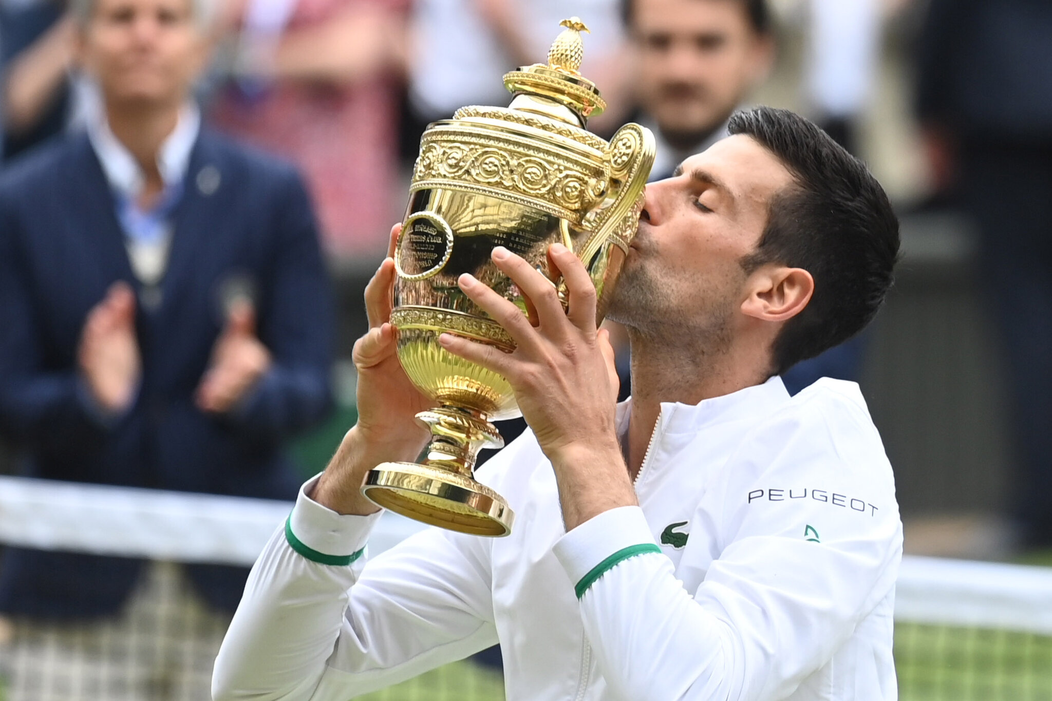 Djokovic chega a Tóquio tentando completar Golden Slam