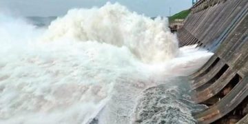 Two sluice gates of Hirakud dam closed