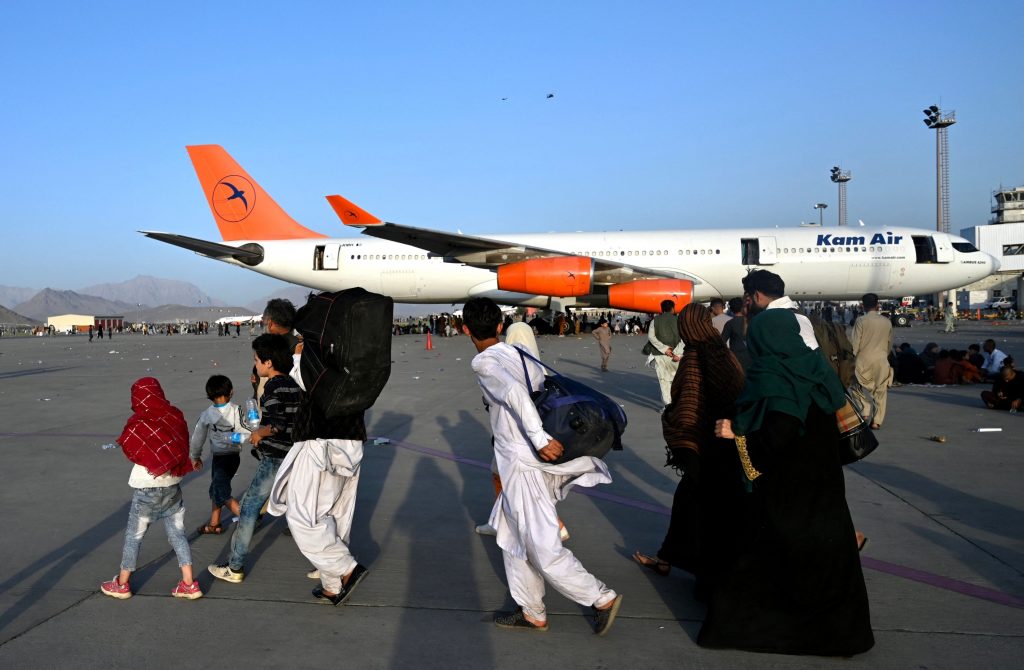 afghanistan crisis - Taliban urges undocumented people to leave Kabul airport