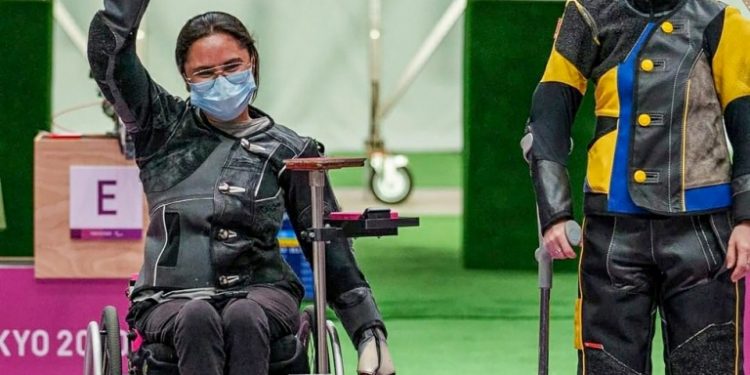 **EDS: TWITTER IMAGE POSTED BY @Tokyo2020hi** Tokyo: Indian sports shooter Avani Lekhara waves after winning gold medal in women's 10m air rifle standing SH1 event at the Tokyo Paralympics, Monday, Aug 30, 2021. (PTI Photo)