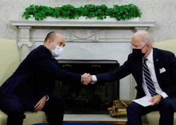 US President Joe Biden and Israel's Prime Minister Naftali Bennett shake hands during a meeting in the Oval Office at the White House in Washington, US. (PC: Reuters)