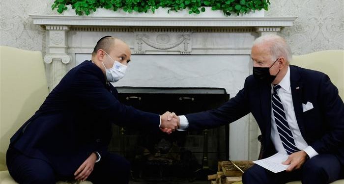 US President Joe Biden and Israel's Prime Minister Naftali Bennett shake hands during a meeting in the Oval Office at the White House in Washington, US. (PC: Reuters)