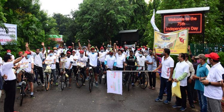 Former hockey player Dilip Tirkey flags off the cyclothon in Bhubaneswar, Friday