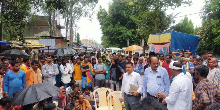 Angry over urea crunch, farmers lock tehsil office