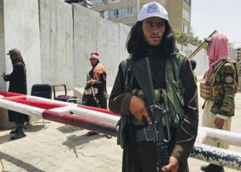 Taliban fighters stand guard at a checkpoint that was previously manned by American troops near the US embassy (Photo: AP Photo)