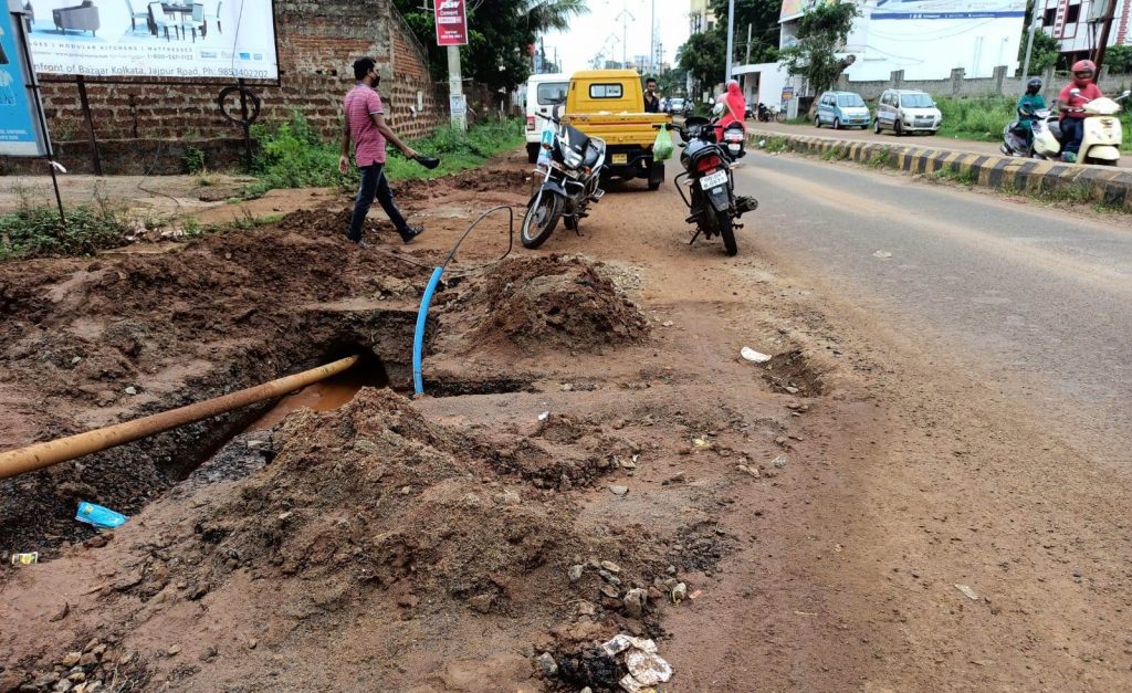Dug-up roads in Vyasanagar invite mishaps