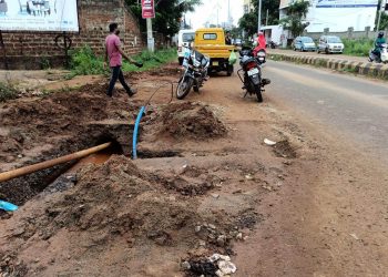 Dug-up roads in Vyasanagar invite mishaps