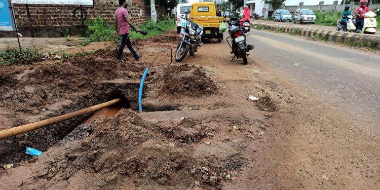 Dug-up roads in Vyasanagar invite mishaps