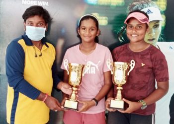 Sohini Mohanty (right) and Nainika Reddy pose with their trophies