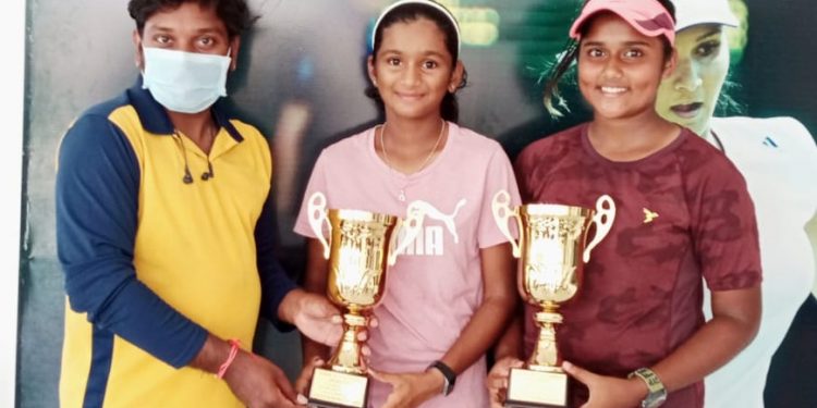 Sohini Mohanty (right) and Nainika Reddy pose with their trophies