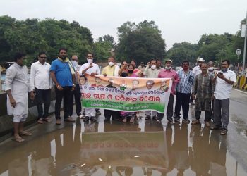 Water logging Cong releases fish on overbridge in Rourkela