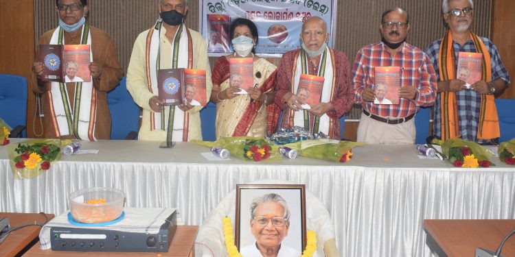 Dignitaries including Odisha Sahitya Akademi president Hrushikesh Mallick, Orissa POST and Dharitri Editor Tathagata Satpathy, writer Anita Panda and Padma Shri DP Patnaik releasing the book, Tuesday