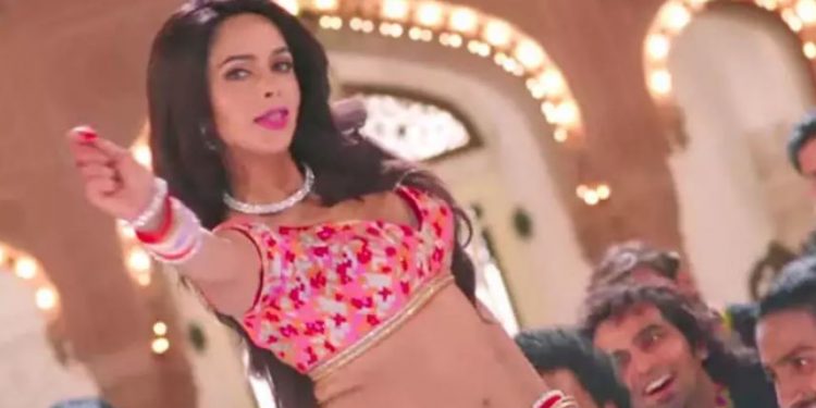 Mallika Sherawat to debut in Tollywood with 'Nagamati'