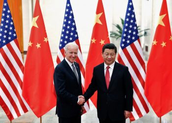 Chinese President Xi Jinping shakes hands with U.S. Vice President Joe Biden (L) inside the Great Hall of the People in Beijing December 4, 2013. (PC: Reuters)