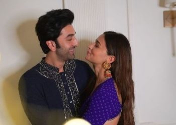 It's official! Alia Bhatt and Ranbir Kapoor dating each other
