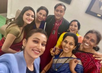 Shashi Tharoor offers apology after Twitter backlash on selfie with women MPs