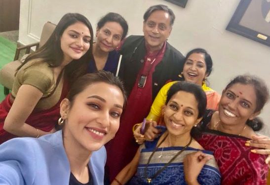 Shashi Tharoor offers apology after Twitter backlash on selfie with women MPs