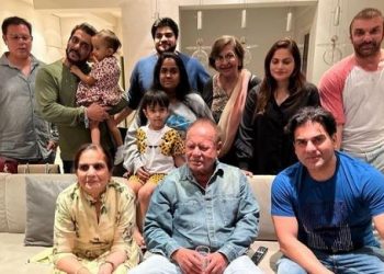 Salman wishes dad Salim Khan with a family pic