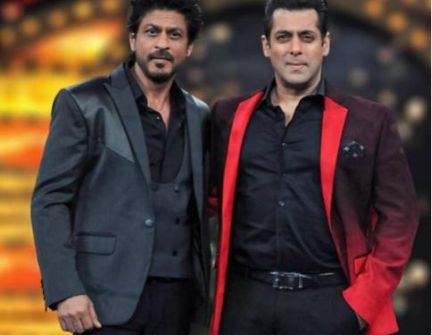 Fan speaks against Shah Rukh Khan in front of Salman Khan; see what he does