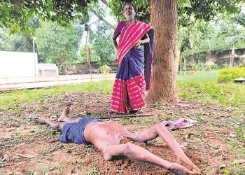 The file photo of a member of the Mundapota Kela 
community burying his head under earth to attract 
public to earn his living