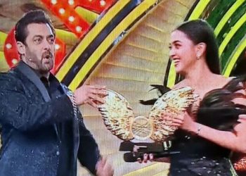 'Bigg Boss 15': Tejasswi Prakash lifts trophy, collects cheque of Rs 40 lakh